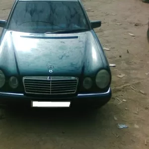 Мерседес-Бенц E240 W210