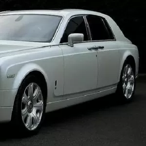 Прокат автомобиля Rolls-Royce Phantom белого/черного цвета для свадьбы