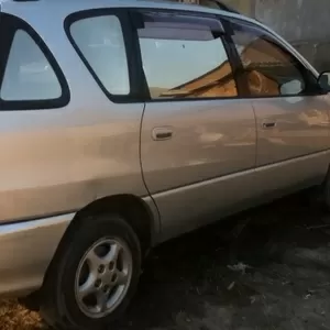 Водитель со своим авто Toyota Ipsum