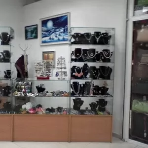 Продаю  стеклянную  витрину  под часы ,  ювелирные  изделия  и  прочее.